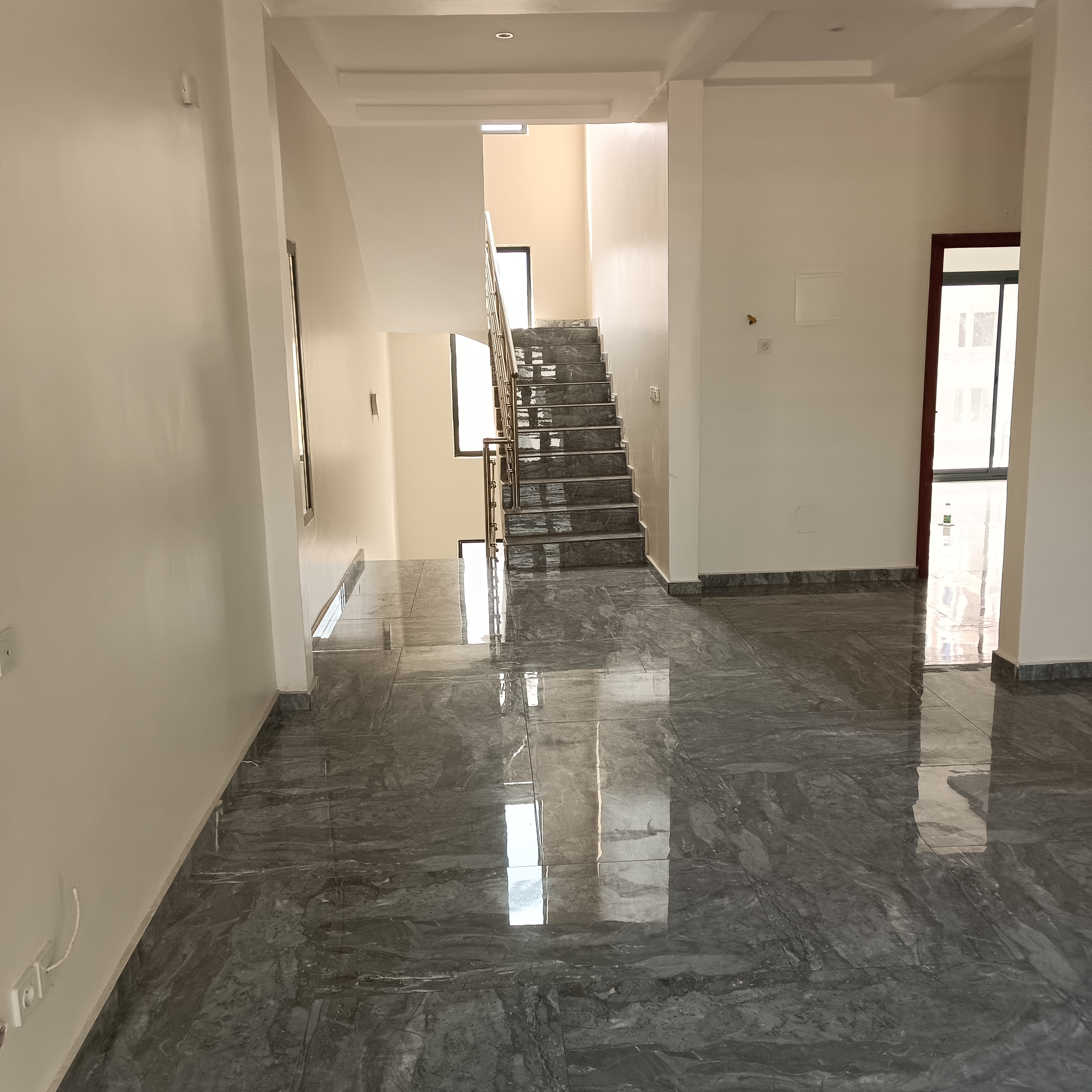 Maison (Triplex) à vendre - Yaoundé, Mfandena, Mfandena - 2 salon(s), 4 chambre(s), 5 salle(s) de bains - 275 000 000 FCFA