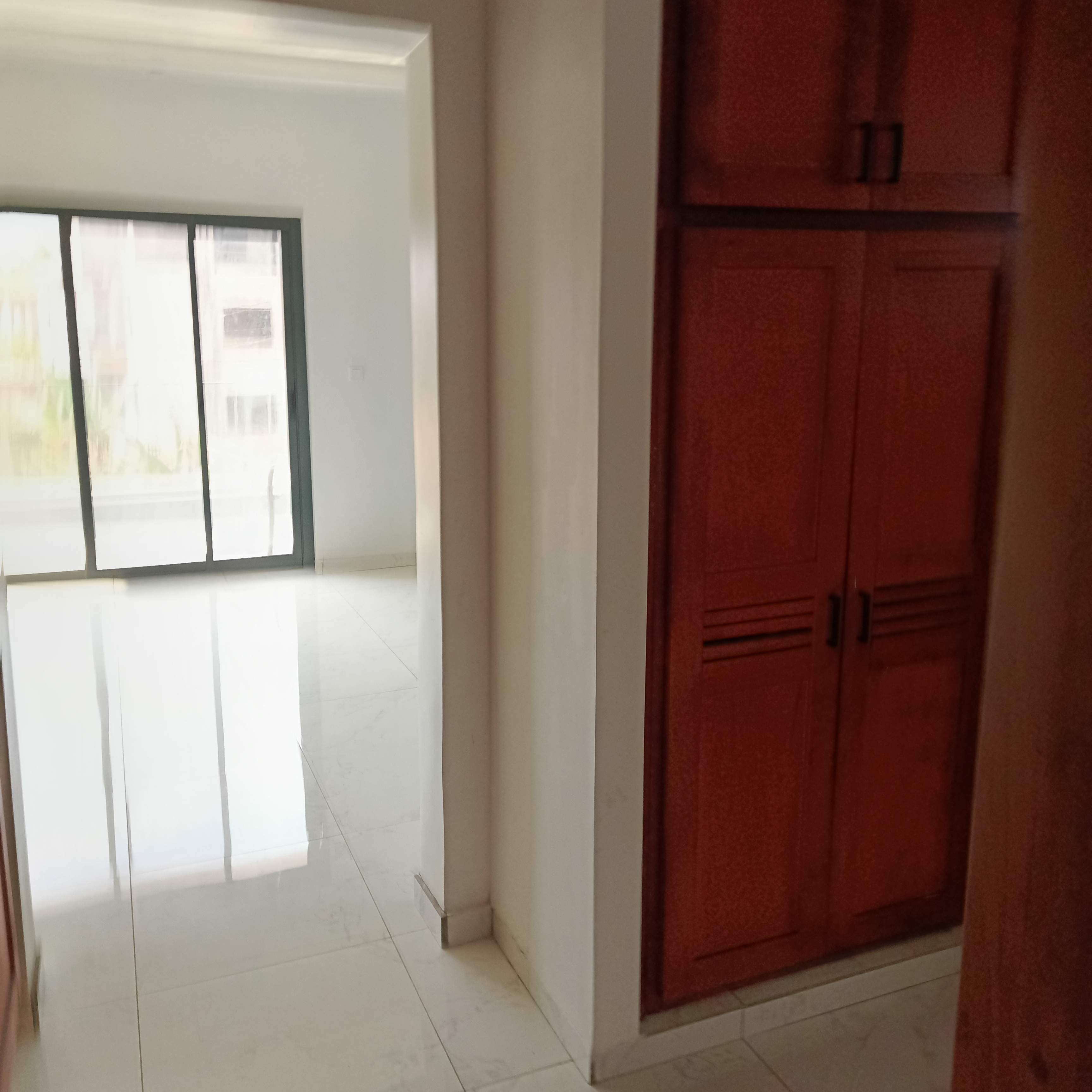 Maison (Triplex) à vendre - Yaoundé, Mfandena, Mfandena - 2 salon(s), 4 chambre(s), 5 salle(s) de bains - 275 000 000 FCFA