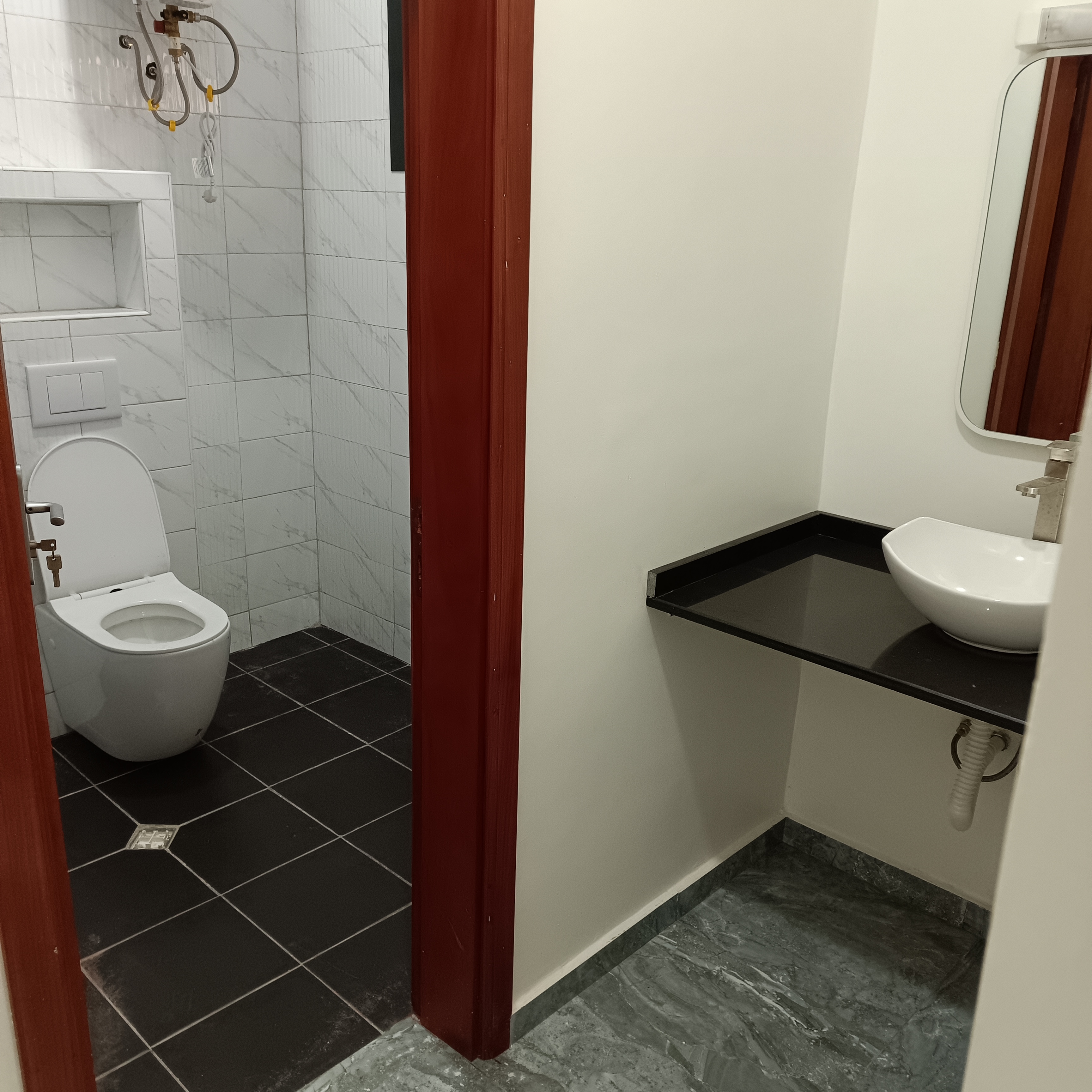 Maison (Triplex) à vendre - Yaoundé, Mfandena, Mfandena - 2 salon(s), 4 chambre(s), 5 salle(s) de bains - 275 000 000 FCFA