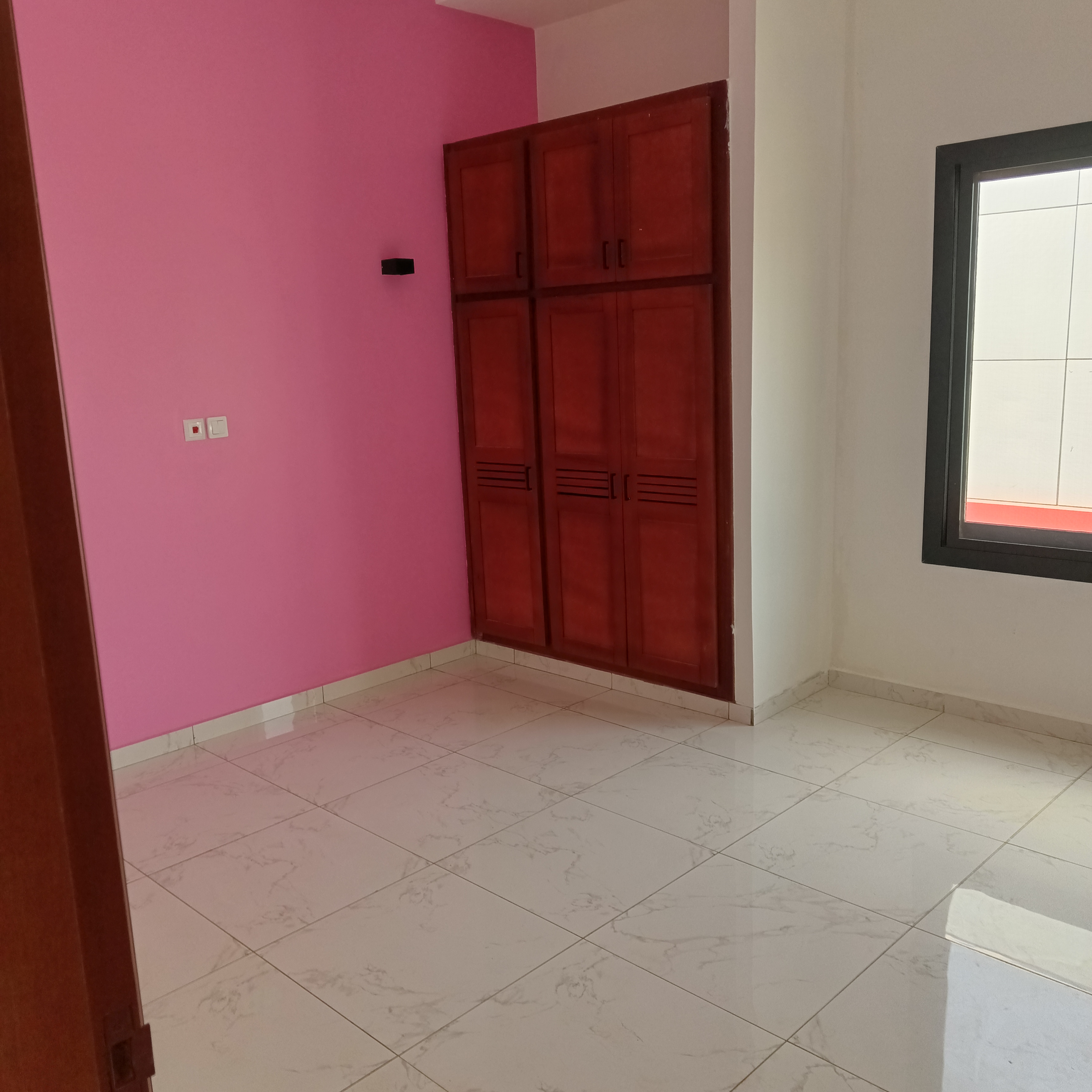 Maison (Triplex) à vendre - Yaoundé, Mfandena, Mfandena - 2 salon(s), 4 chambre(s), 5 salle(s) de bains - 275 000 000 FCFA