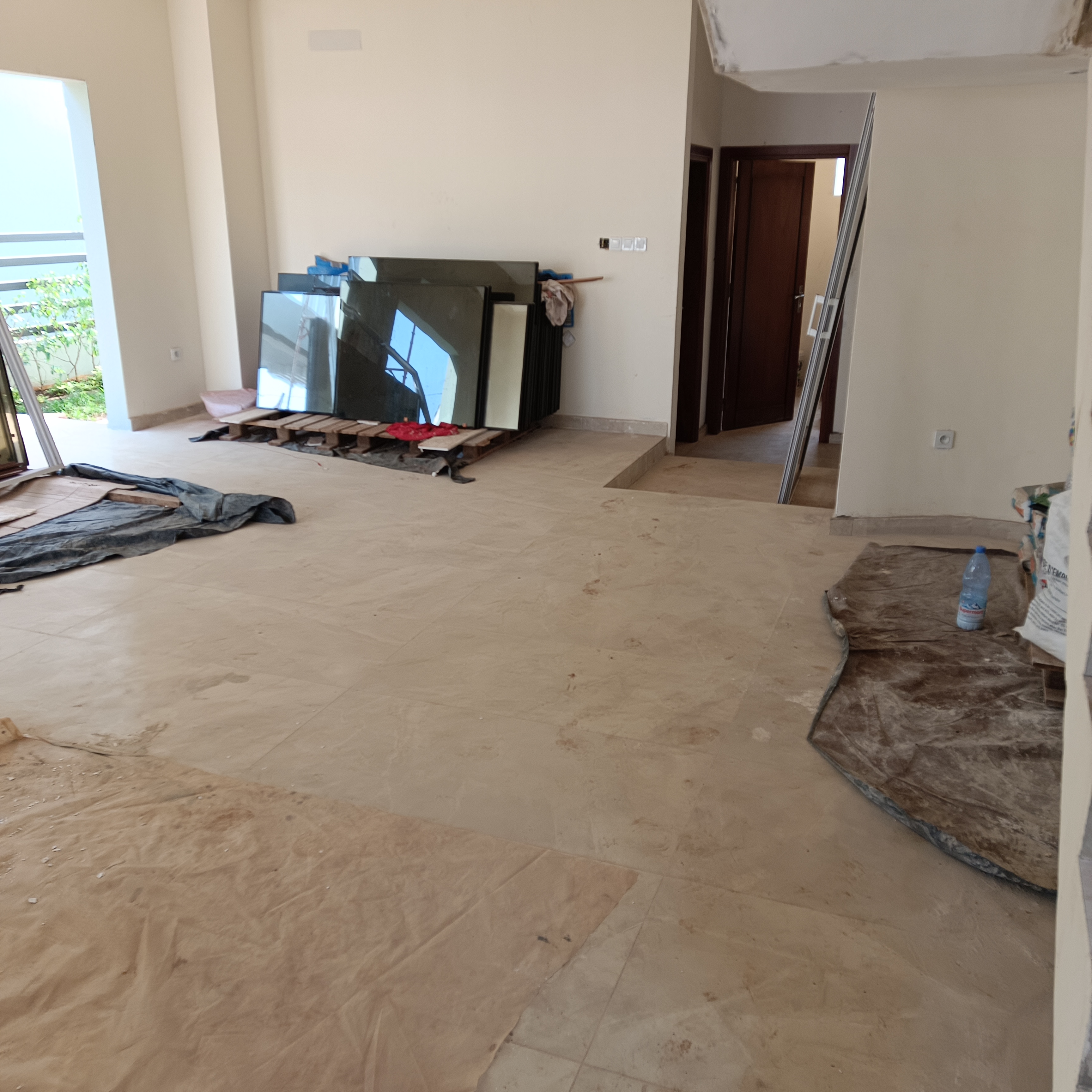 Maison (Duplex) à vendre - Yaoundé, Elig-essono, Elig essono - 1 salon(s), 4 chambre(s), 5 salle(s) de bains - 200 000 000 FCFA