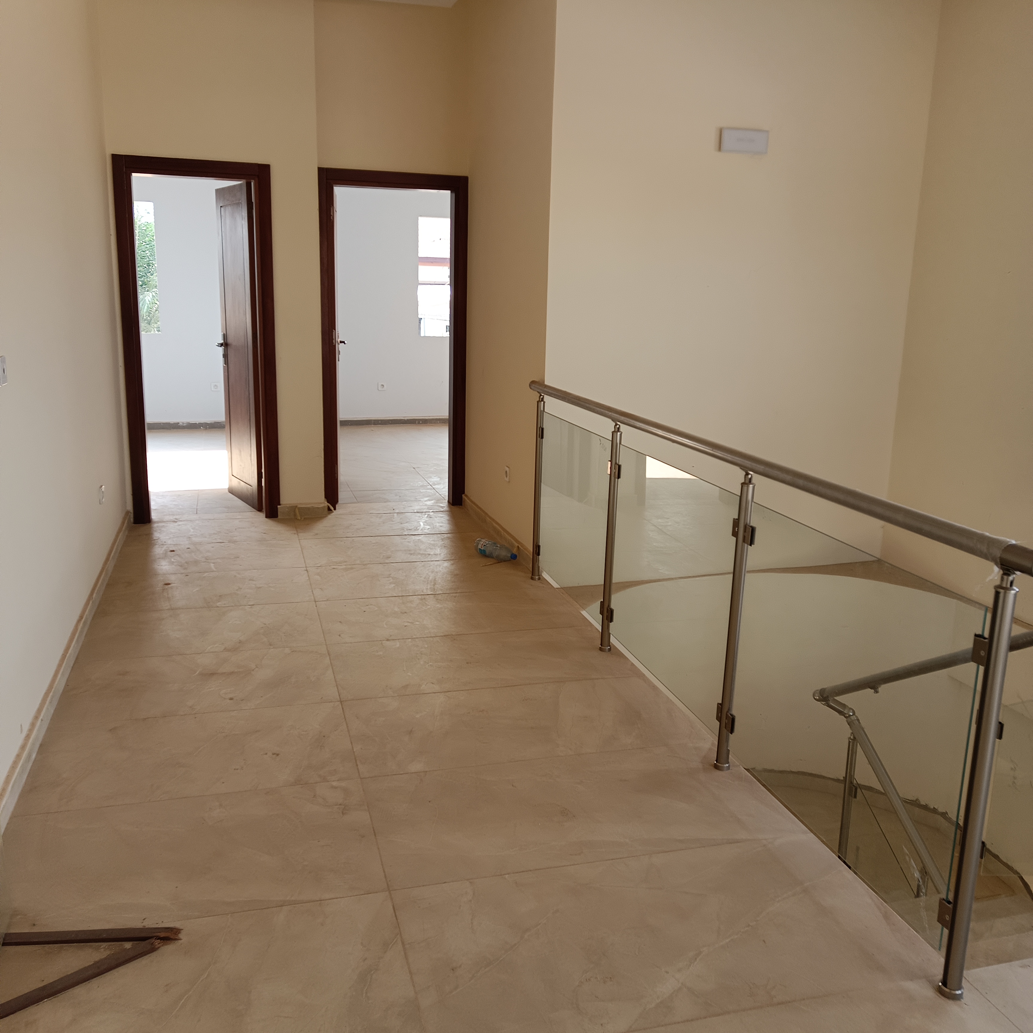 Maison (Duplex) à vendre - Yaoundé, Elig-essono, Elig essono - 1 salon(s), 4 chambre(s), 5 salle(s) de bains - 200 000 000 FCFA