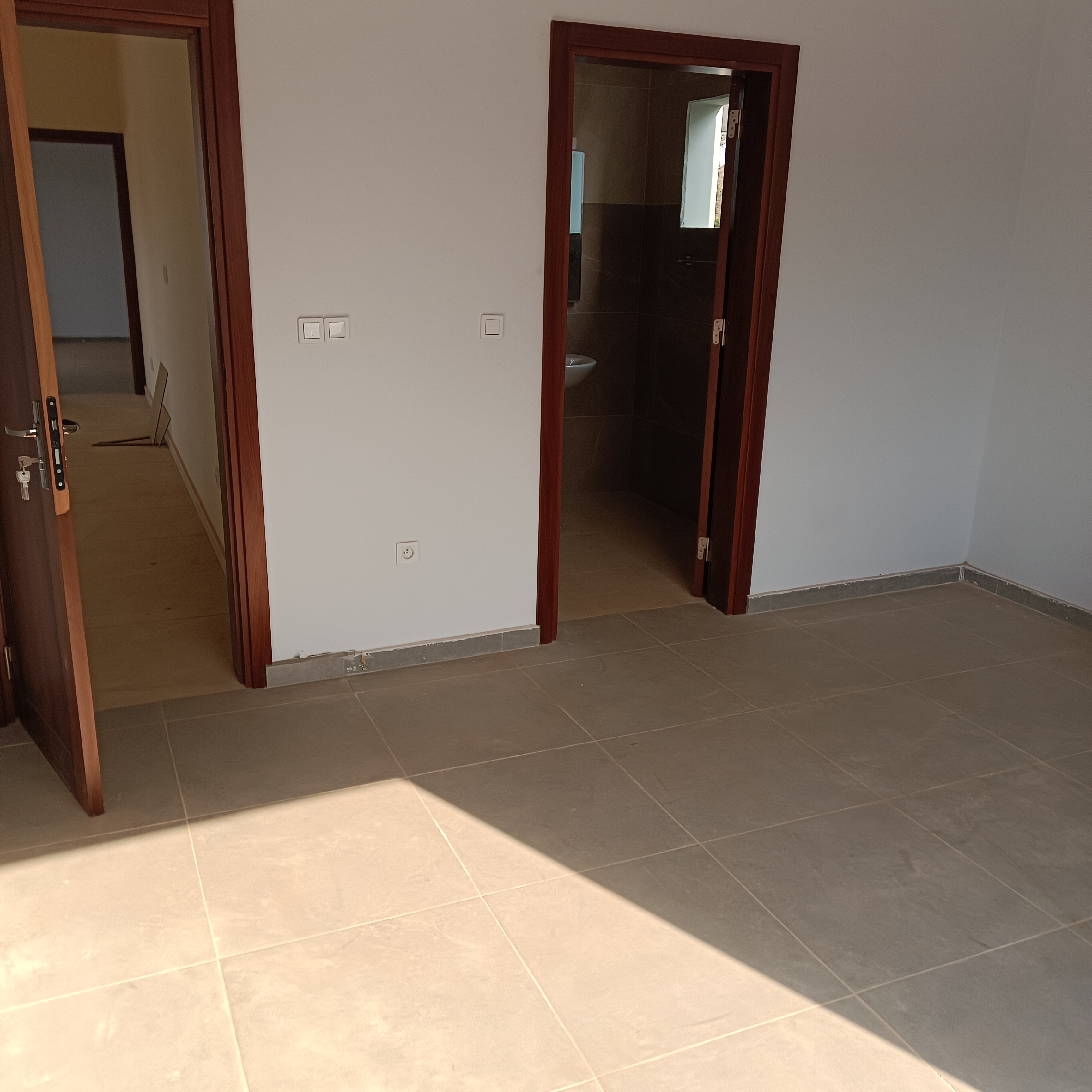 Maison (Duplex) à vendre - Yaoundé, Elig-essono, Elig essono - 1 salon(s), 4 chambre(s), 5 salle(s) de bains - 200 000 000 FCFA