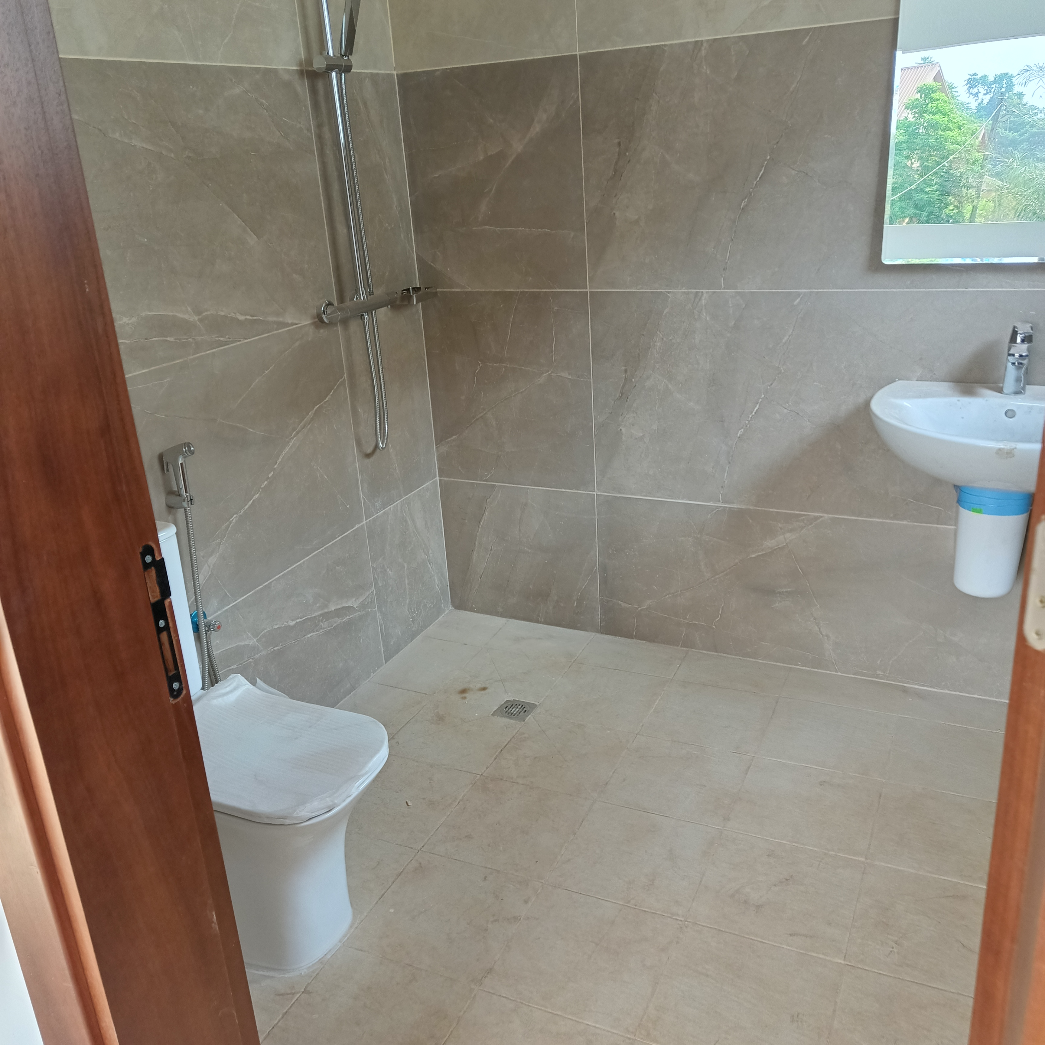 Maison (Duplex) à vendre - Yaoundé, Elig-essono, Elig essono - 1 salon(s), 4 chambre(s), 5 salle(s) de bains - 200 000 000 FCFA