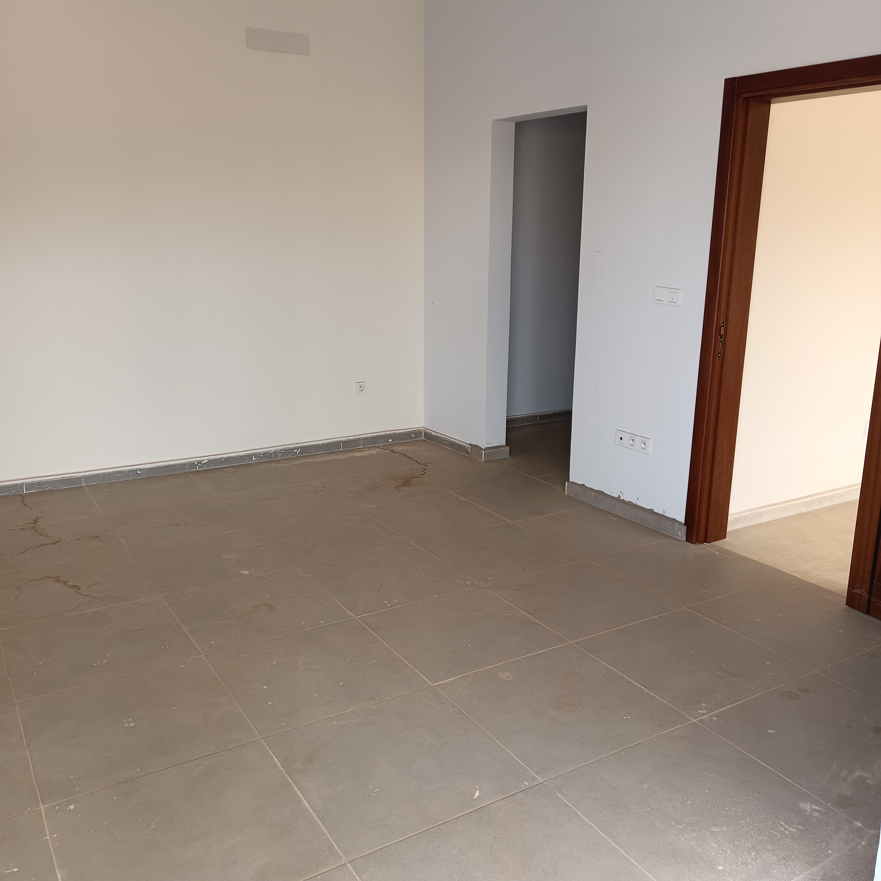 Maison (Duplex) à vendre - Yaoundé, Elig-essono, Elig essono - 1 salon(s), 4 chambre(s), 5 salle(s) de bains - 200 000 000 FCFA