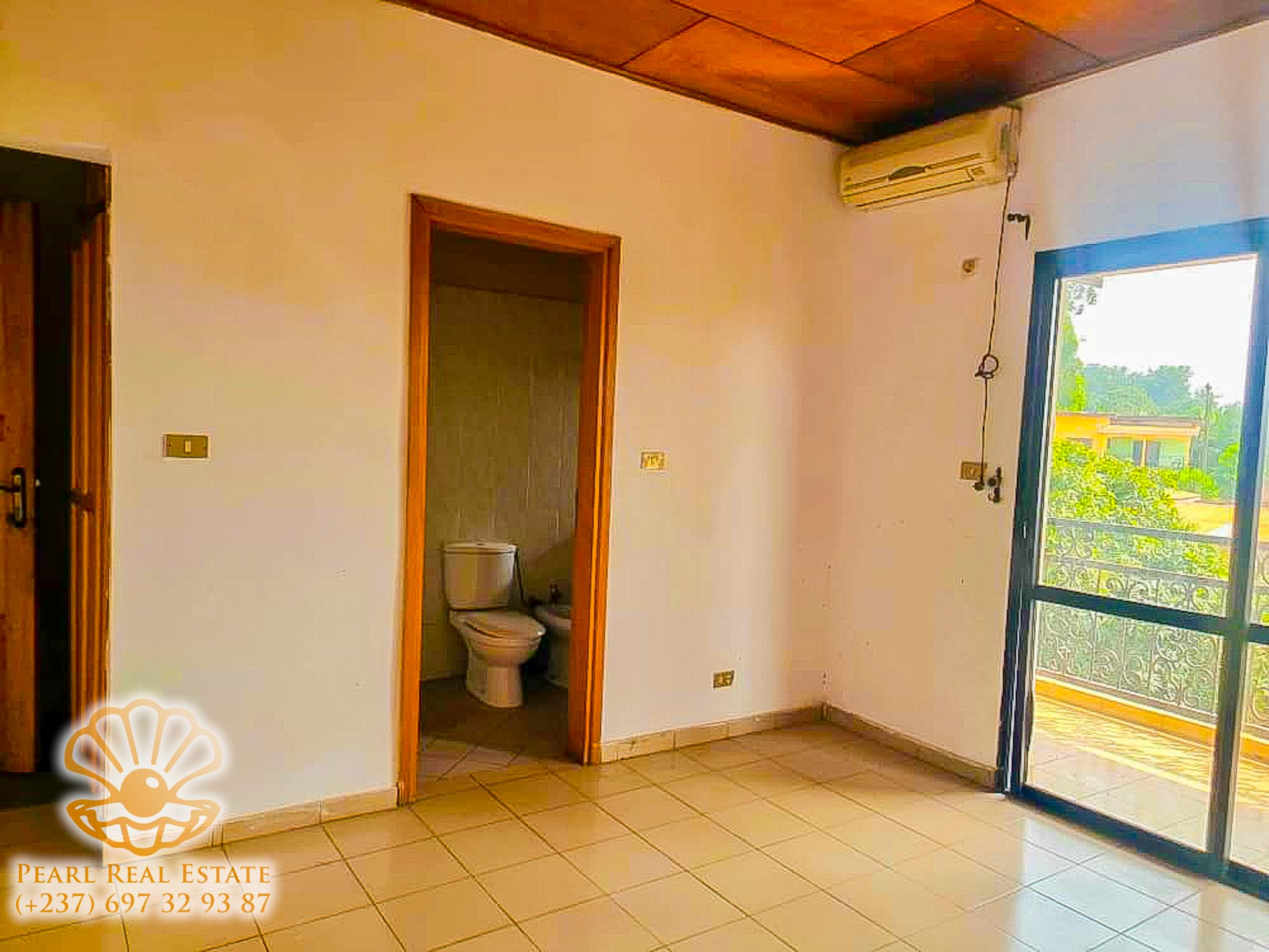 Appartement à louer - Yaoundé, Centre administratif, Centre-ville - 1 salon(s), 3 chambre(s), 2 salle(s) de bains - 250 000 FCFA / mois