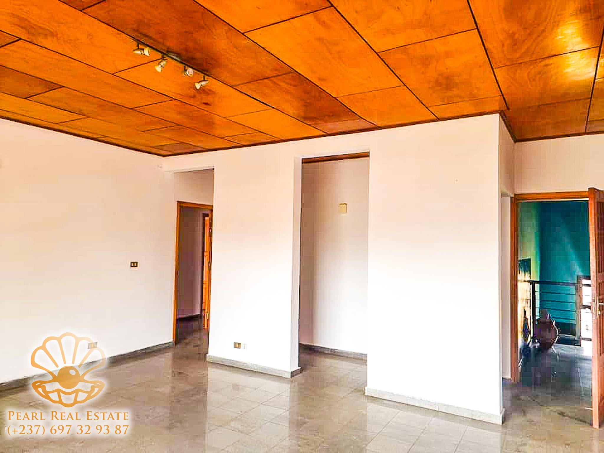 Appartement à louer - Yaoundé, Centre administratif, Centre-ville - 1 salon(s), 3 chambre(s), 2 salle(s) de bains - 250 000 FCFA / mois