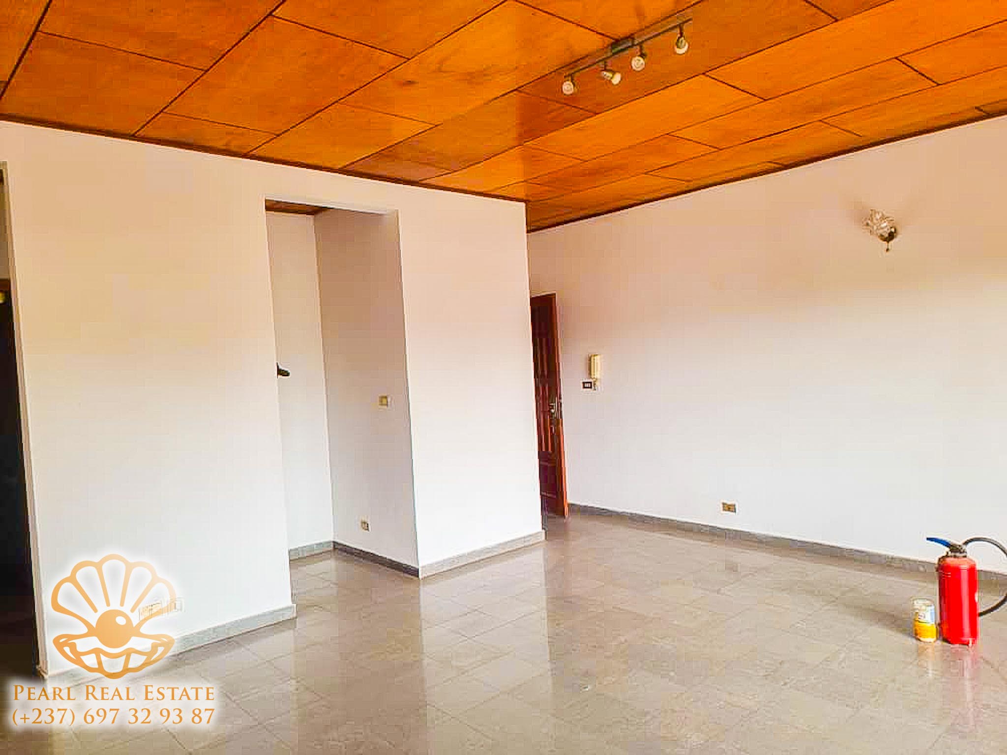 Appartement à louer - Yaoundé, Centre administratif, Centre-ville - 1 salon(s), 3 chambre(s), 2 salle(s) de bains - 250 000 FCFA / mois