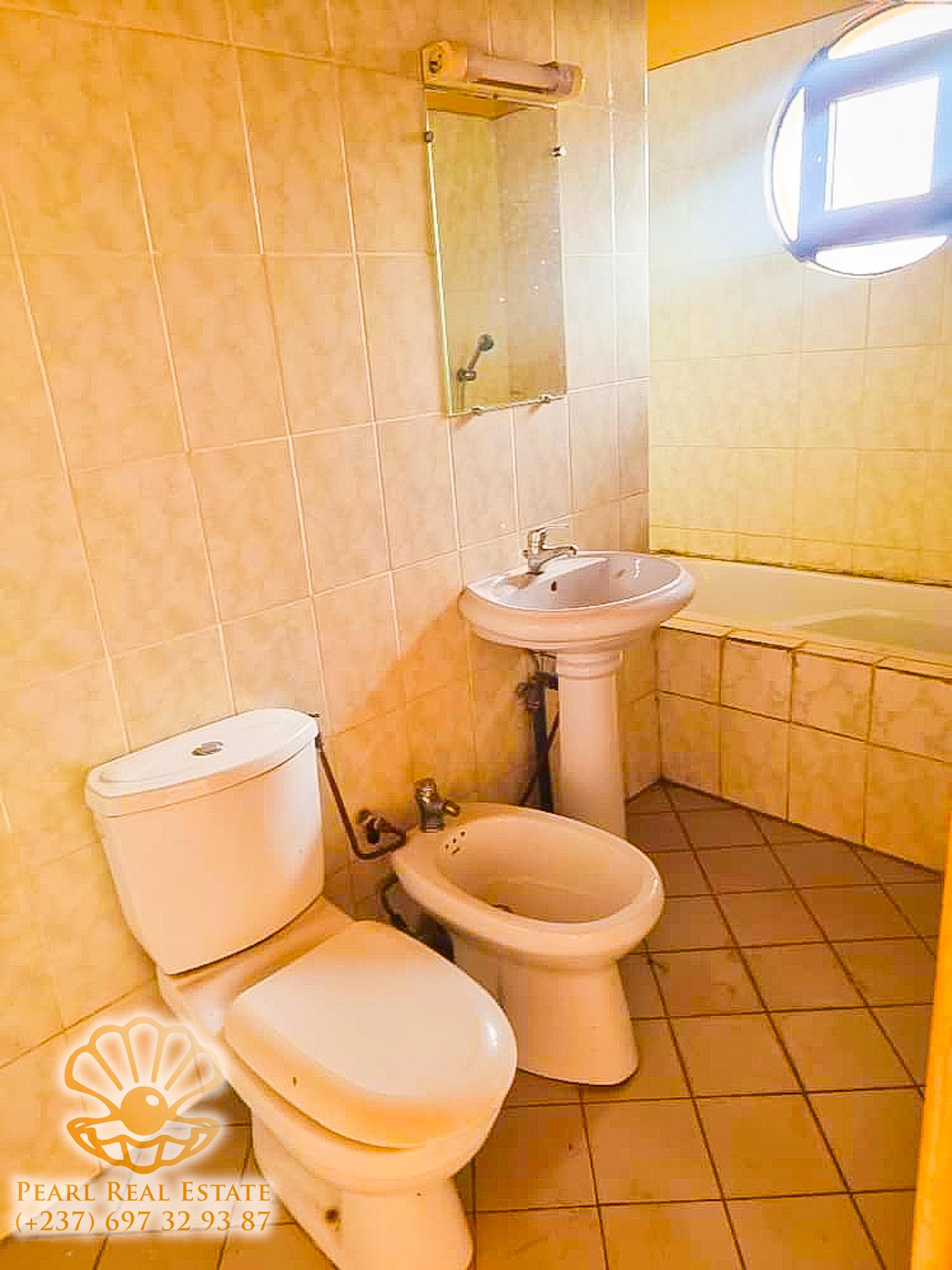 Appartement à louer - Yaoundé, Centre administratif, Centre-ville - 1 salon(s), 3 chambre(s), 2 salle(s) de bains - 250 000 FCFA / mois