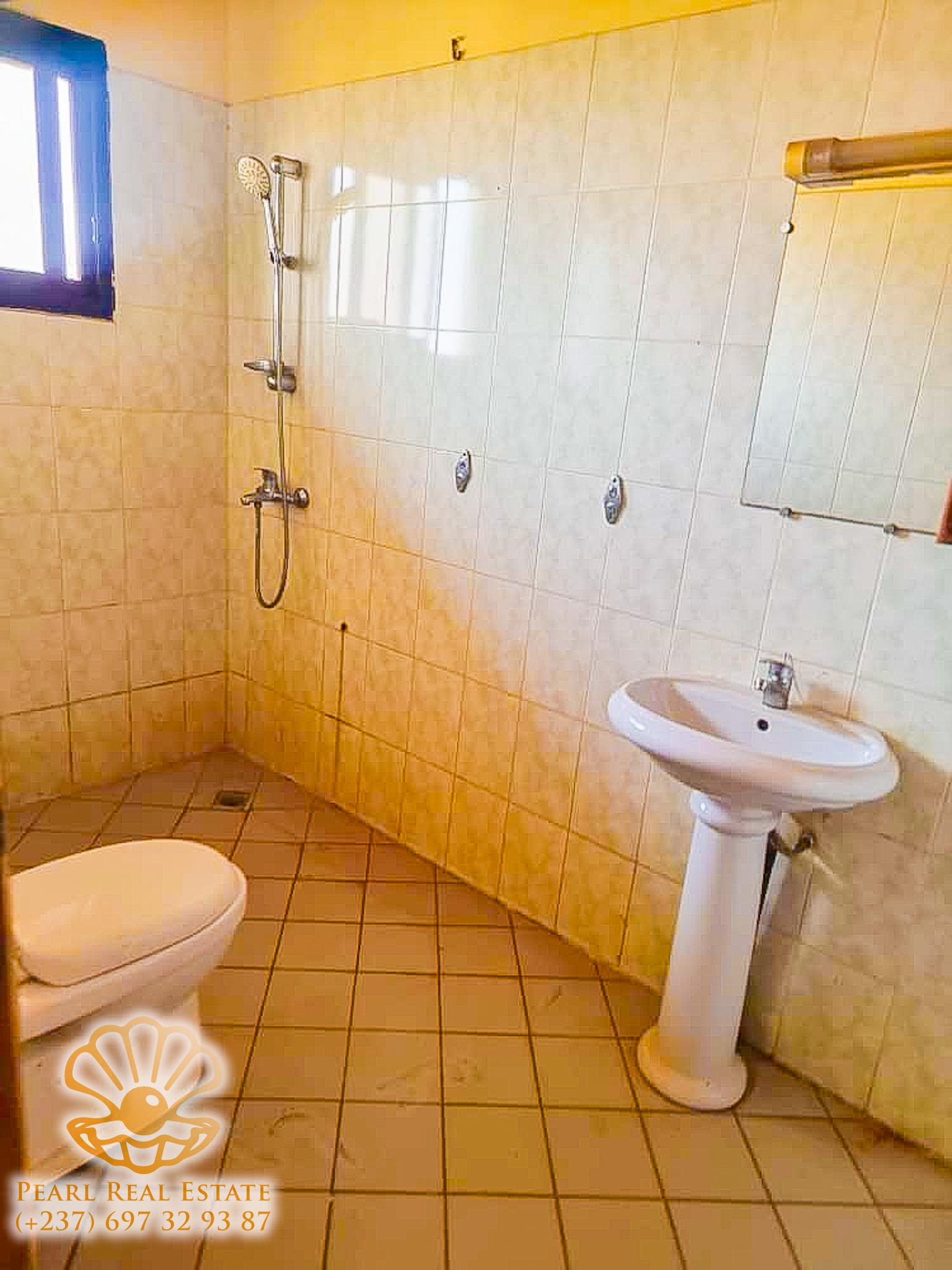 Appartement à louer - Yaoundé, Centre administratif, Centre-ville - 1 salon(s), 3 chambre(s), 2 salle(s) de bains - 250 000 FCFA / mois