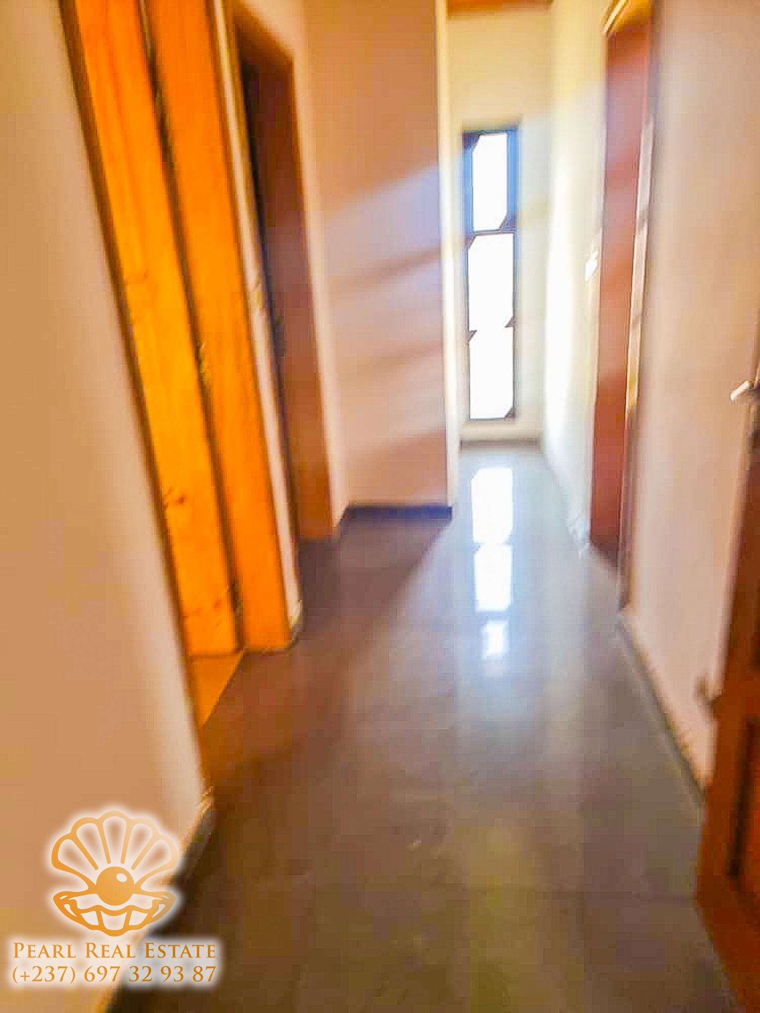 Appartement à louer - Yaoundé, Centre administratif, Centre-ville - 1 salon(s), 3 chambre(s), 2 salle(s) de bains - 250 000 FCFA / mois