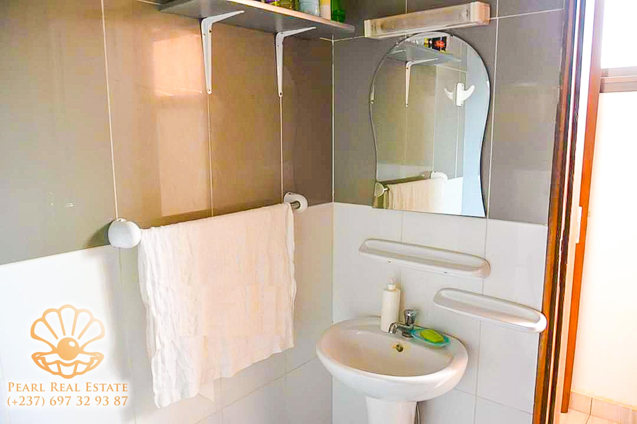 Apartment to rent - Yaoundé, Bastos, École publique Bastos - 1 living room(s), 2 bedroom(s), 1 bathroom(s) - 750 000 FCFA / month