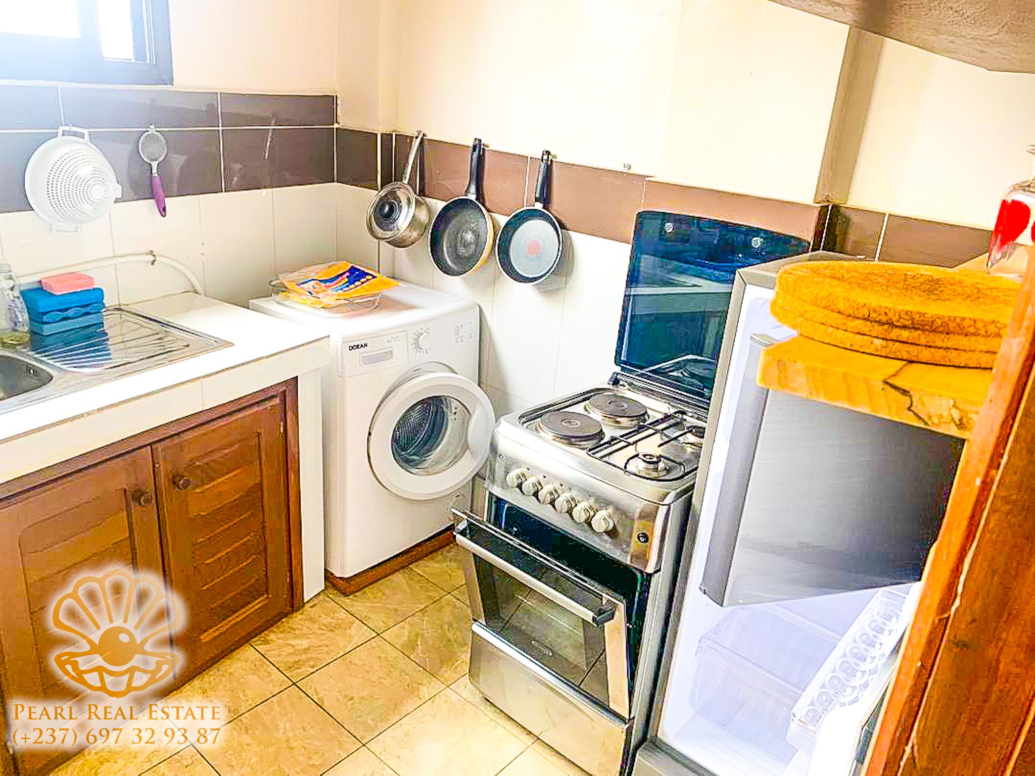 Apartment to rent - Yaoundé, Bastos, École publique Bastos - 1 living room(s), 2 bedroom(s), 1 bathroom(s) - 750 000 FCFA / month