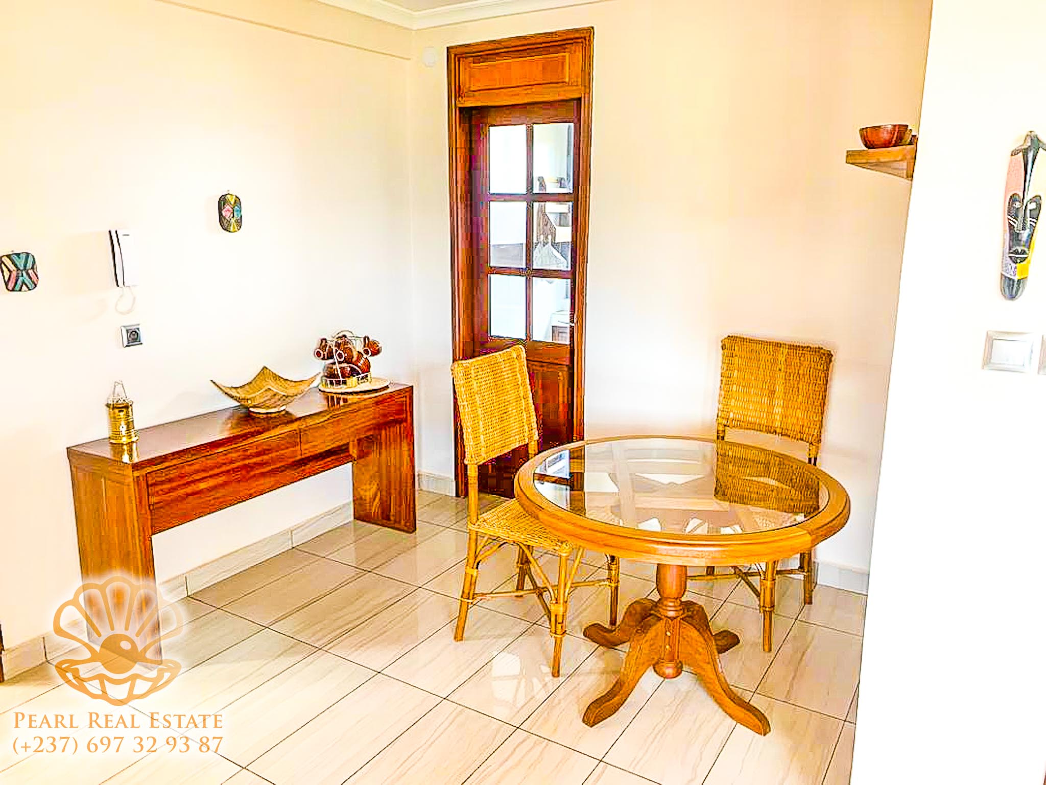 Apartment to rent - Yaoundé, Bastos, École publique Bastos - 1 living room(s), 2 bedroom(s), 1 bathroom(s) - 750 000 FCFA / month