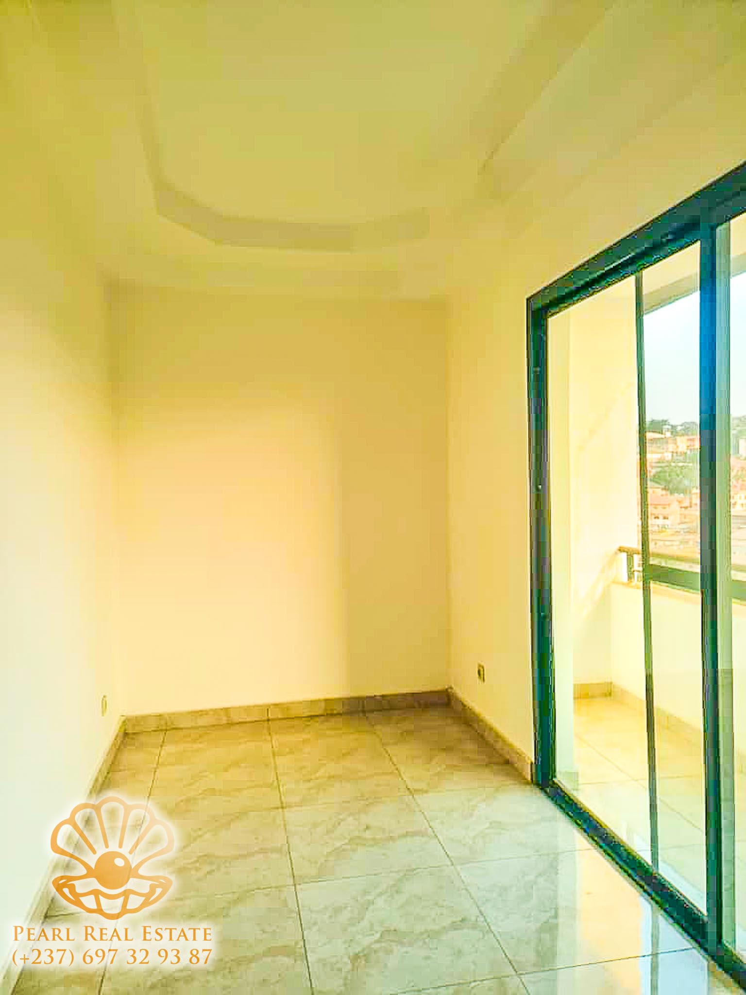 Apartment to rent - Yaoundé, Mfandena, Omnisports - 1 living room(s), 3 bedroom(s), 2 bathroom(s) - 600 000 FCFA / month