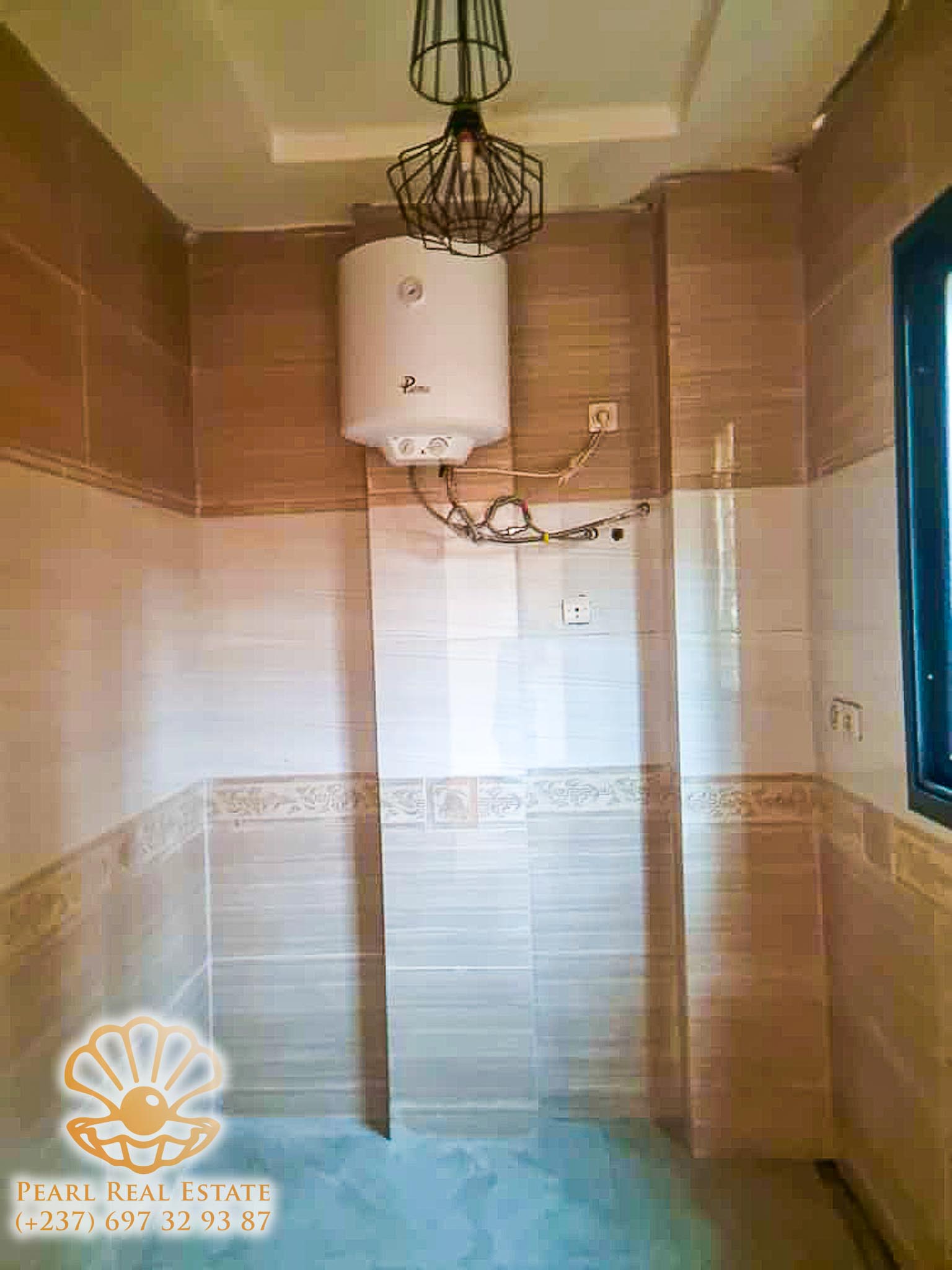 Apartment to rent - Yaoundé, Mfandena, Omnisports - 1 living room(s), 3 bedroom(s), 2 bathroom(s) - 600 000 FCFA / month