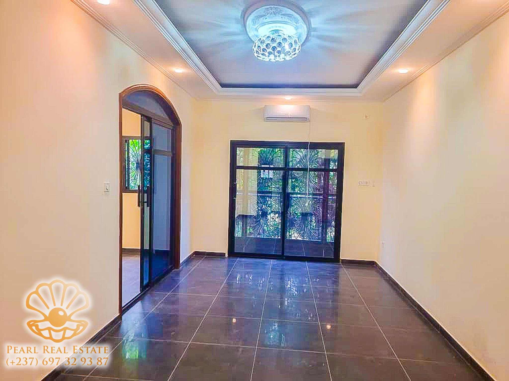 Apartment to rent - Yaoundé, Bastos, Golf - 1 living room(s), 3 bedroom(s), 2 bathroom(s) - 1 000 000 FCFA / month
