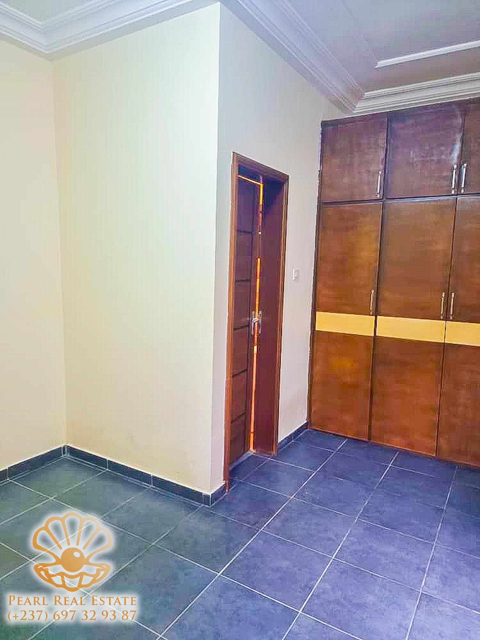 Apartment to rent - Yaoundé, Bastos, Golf - 1 living room(s), 3 bedroom(s), 2 bathroom(s) - 1 000 000 FCFA / month