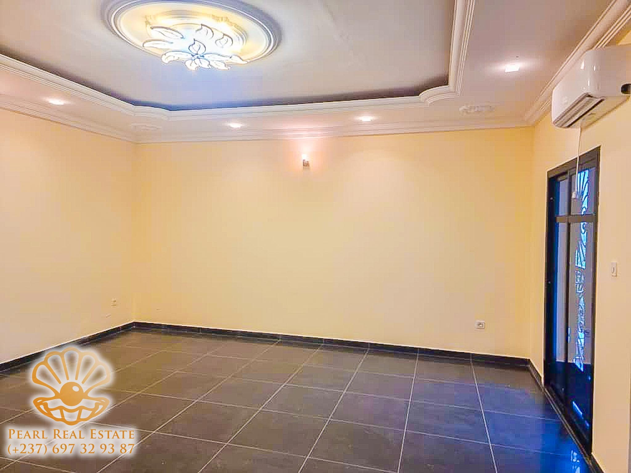 Apartment to rent - Yaoundé, Bastos, Golf - 1 living room(s), 3 bedroom(s), 2 bathroom(s) - 1 000 000 FCFA / month