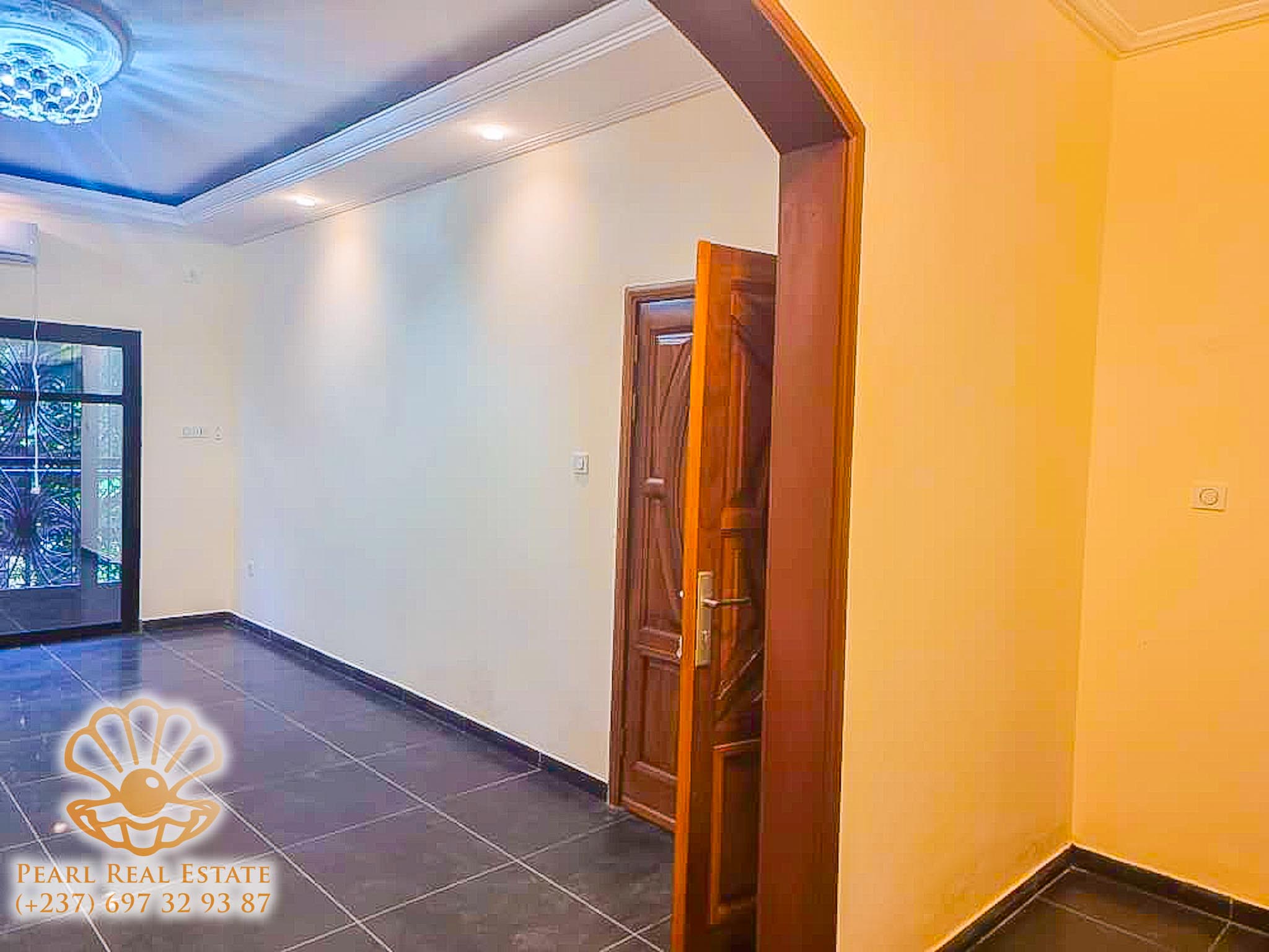 Apartment to rent - Yaoundé, Bastos, Golf - 1 living room(s), 3 bedroom(s), 2 bathroom(s) - 1 000 000 FCFA / month