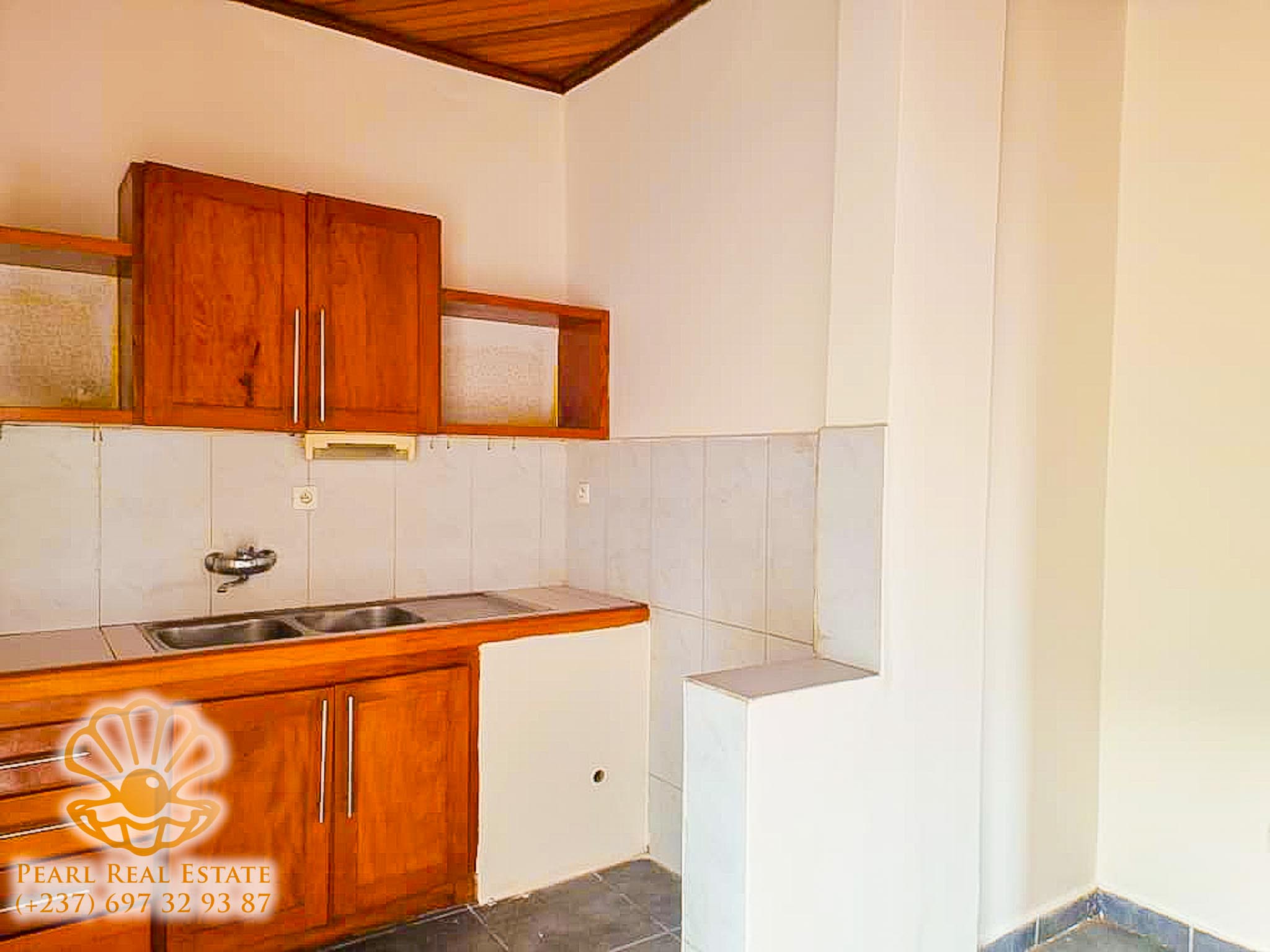 Apartment to rent - Yaoundé, Bastos, Ambassade de Chine - 1 living room(s), 2 bedroom(s), 1 bathroom(s) - 350 000 FCFA / month