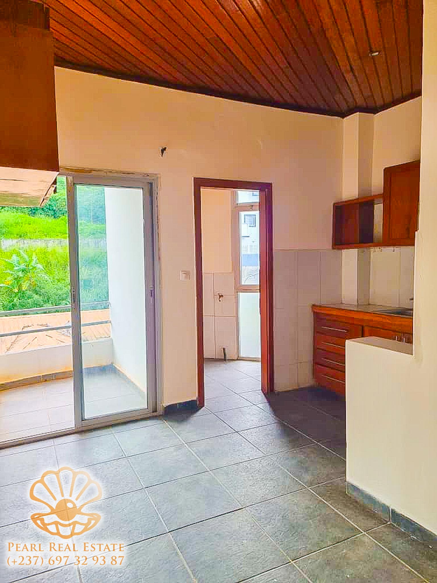 Apartment to rent - Yaoundé, Bastos, Ambassade de Chine - 1 living room(s), 2 bedroom(s), 1 bathroom(s) - 350 000 FCFA / month