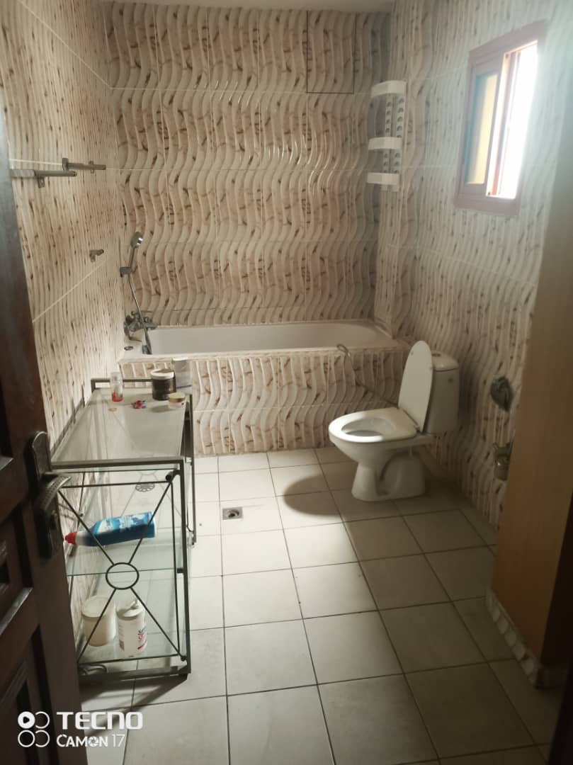 Apartment to rent - Douala, Bonanjo, Bonanjo - 1 living room(s), 4 bedroom(s), 2 bathroom(s) - 1 200 000 FCFA / month