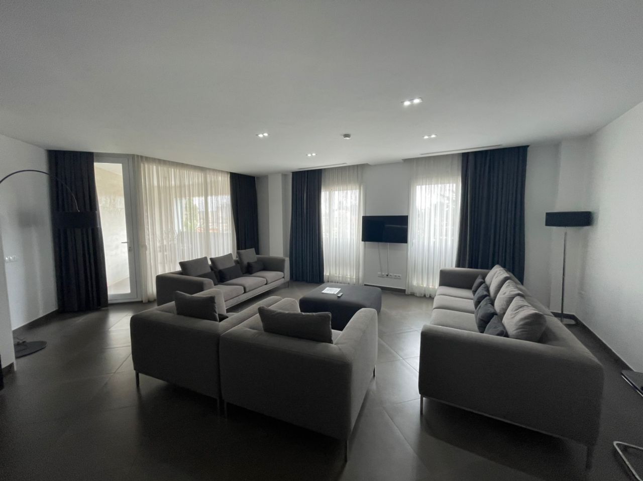 Apartment to rent - Yaoundé, Bastos, Bastos - 1 living room(s), 2 bedroom(s), 3 bathroom(s) - 2 000 000 FCFA / month