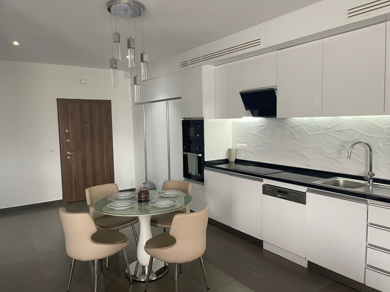 Apartment to rent - Yaoundé, Bastos, Bastos - 1 living room(s), 2 bedroom(s), 3 bathroom(s) - 2 000 000 FCFA / month