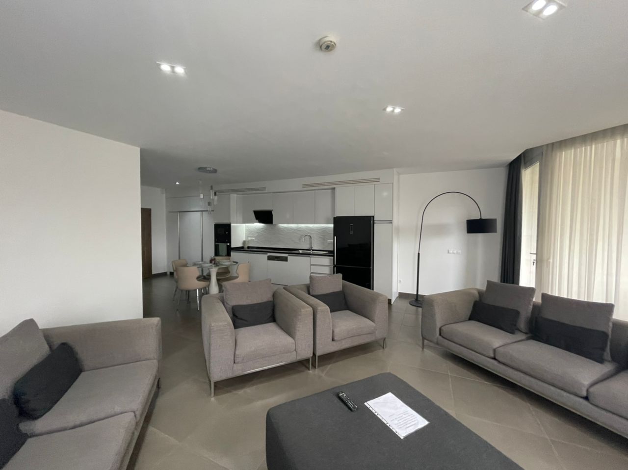 Apartment to rent - Yaoundé, Bastos, Bastos - 1 living room(s), 2 bedroom(s), 3 bathroom(s) - 2 000 000 FCFA / month
