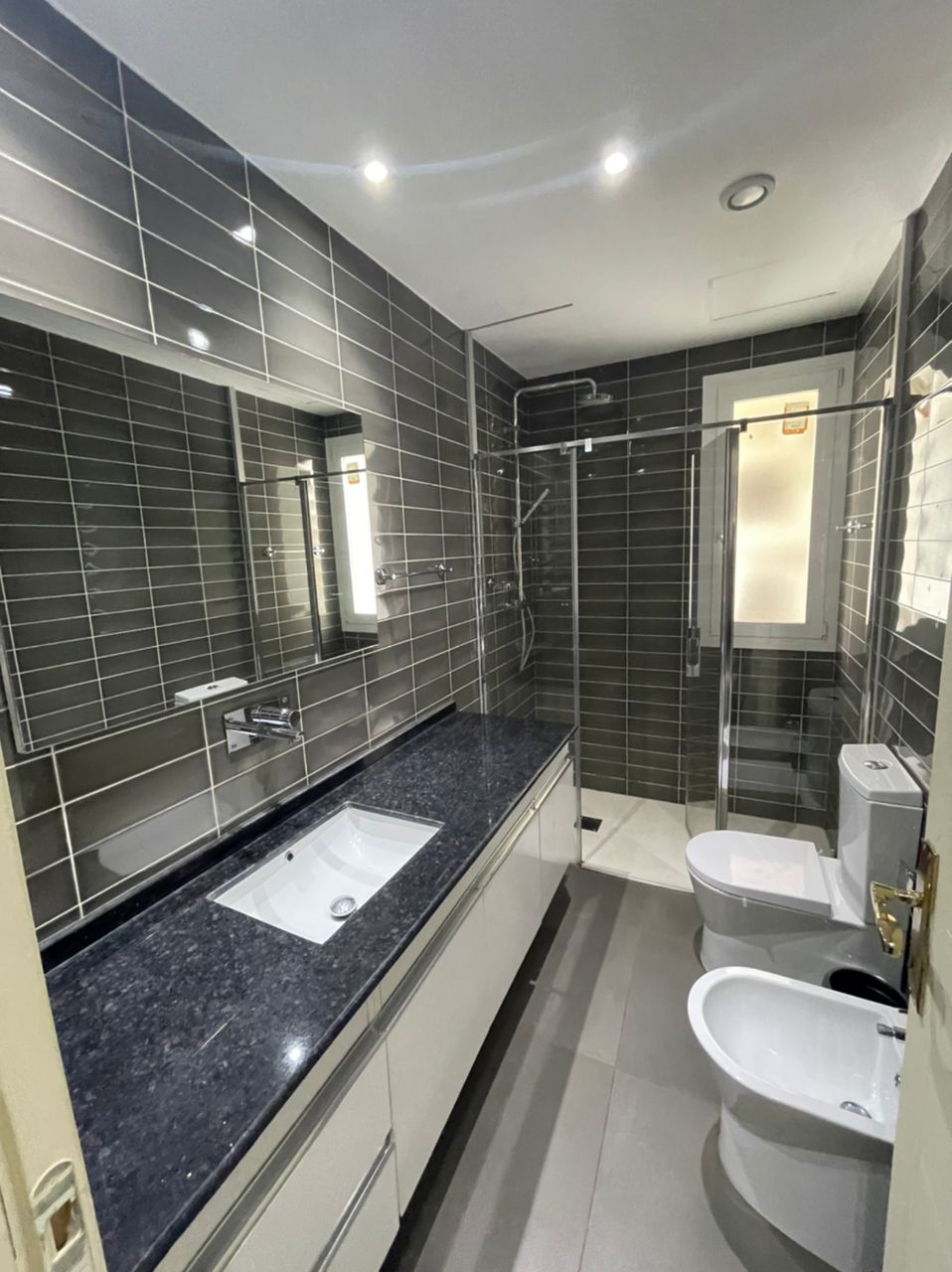Apartment to rent - Yaoundé, Bastos, Bastos - 1 living room(s), 2 bedroom(s), 3 bathroom(s) - 2 000 000 FCFA / month