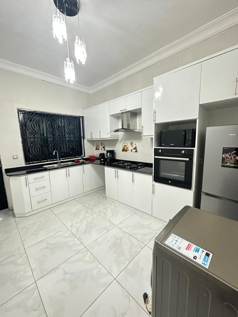 Apartment to rent - Yaoundé, Bastos, Bastos - 1 living room(s), 3 bedroom(s), 3 bathroom(s) - 1 500 000 FCFA / month