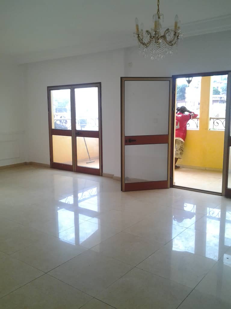 Apartment to rent - Yaoundé, Bastos, Bastos - 1 living room(s), 3 bedroom(s), 3 bathroom(s) - 450 000 FCFA / month