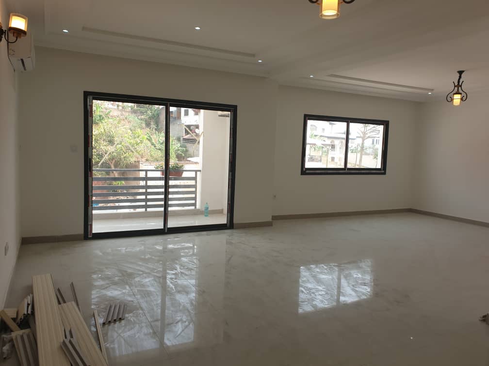 Apartment to rent - Yaoundé, Bastos, Bastos - 1 living room(s), 2 bedroom(s), 3 bathroom(s) - 1 000 000 FCFA / month
