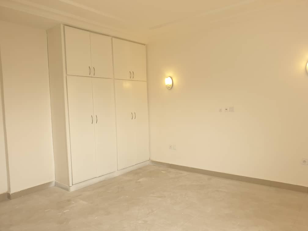 Apartment to rent - Yaoundé, Bastos, Bastos - 1 living room(s), 2 bedroom(s), 3 bathroom(s) - 1 000 000 FCFA / month