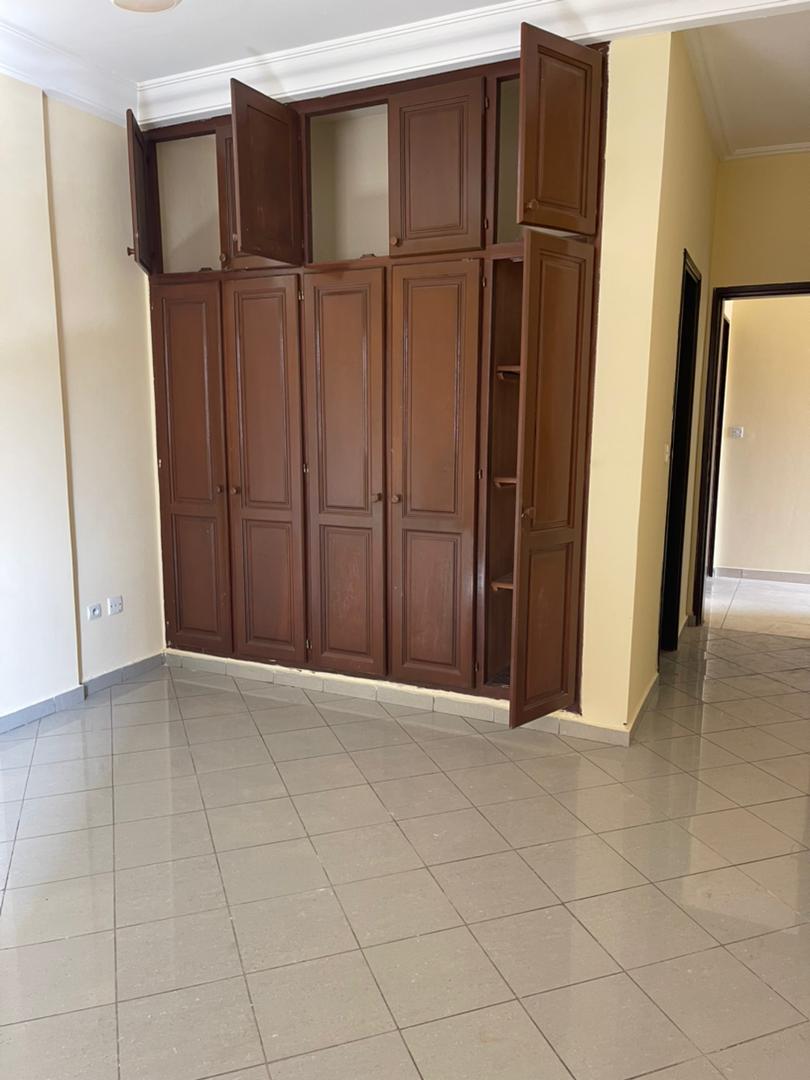 Apartment to rent - Yaoundé, Bastos, Bastos - 1 living room(s), 2 bedroom(s), 3 bathroom(s) - 500 000 FCFA / month