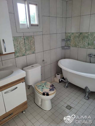 Apartment to rent - Yaoundé, Bastos, Bastos - 1 living room(s), 3 bedroom(s), 4 bathroom(s) - 1 300 000 FCFA / month