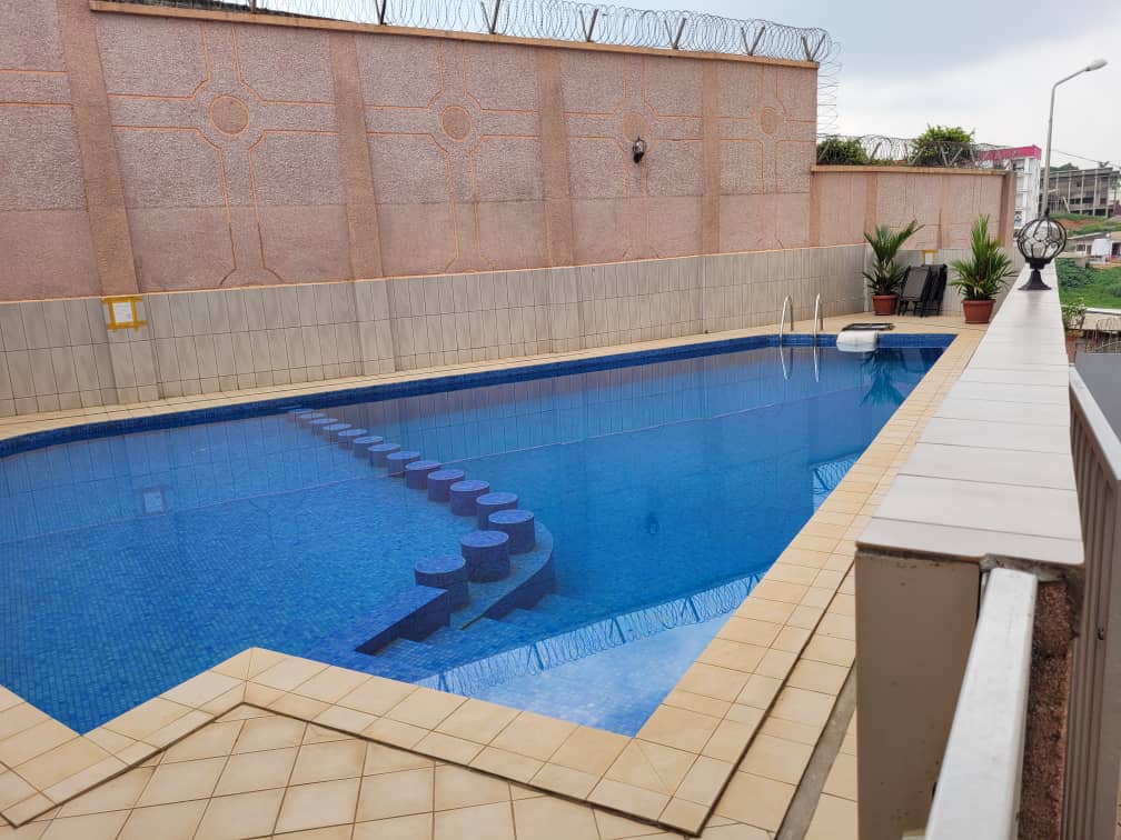 Apartment to rent - Yaoundé, Bastos, Bastos - 1 living room(s), 3 bedroom(s), 4 bathroom(s) - 1 300 000 FCFA / month