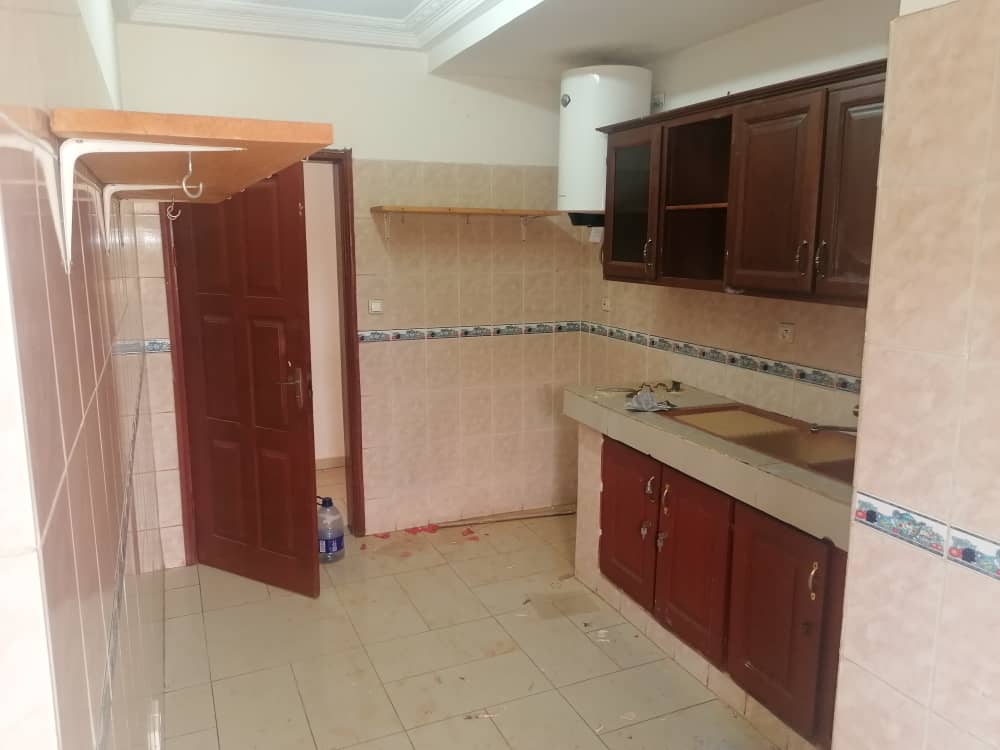 Apartment to rent - Yaoundé, Bastos, Bastos - 1 living room(s), 3 bedroom(s), 3 bathroom(s) - 450 FCFA / month