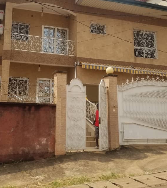 House (Duplex) to rent - Yaoundé, Bastos, Bastos - 1 living room(s), 5 bedroom(s), 5 bathroom(s) - 1 800 000 FCFA / month