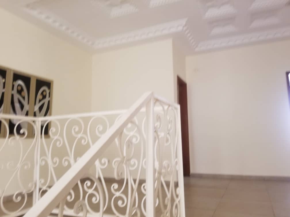 House (Duplex) to rent - Yaoundé, Bastos, Bastos - 1 living room(s), 5 bedroom(s), 5 bathroom(s) - 1 800 000 FCFA / month