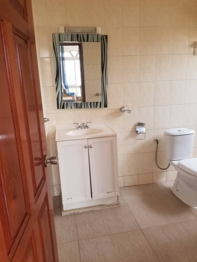 House (Duplex) to rent - Yaoundé, Bastos, Bastos - 1 living room(s), 5 bedroom(s), 5 bathroom(s) - 1 800 000 FCFA / month