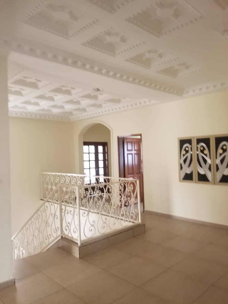 House (Duplex) to rent - Yaoundé, Bastos, Bastos - 1 living room(s), 5 bedroom(s), 5 bathroom(s) - 1 800 000 FCFA / month