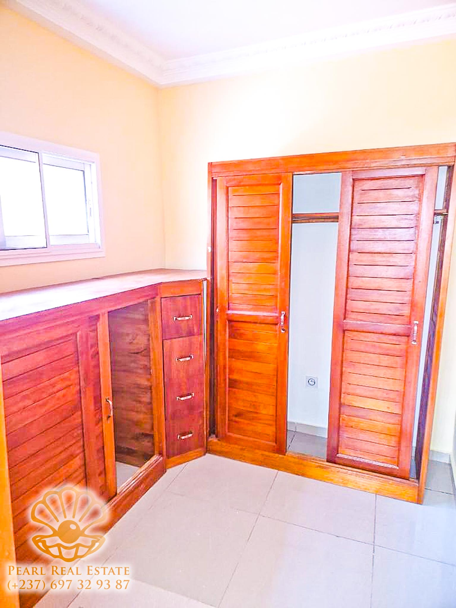 Maison (Villa) à vendre - Yaoundé, Biteng, Awae Escalier - 1 salon(s), 4 chambre(s), 3 salle(s) de bains - 150 000 000 FCFA