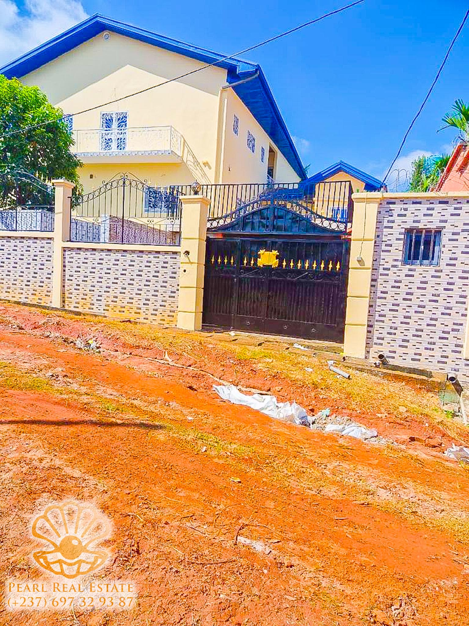 Maison (Villa) à vendre - Yaoundé, Biteng, Awae Escalier - 1 salon(s), 4 chambre(s), 3 salle(s) de bains - 150 000 000 FCFA