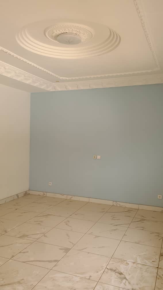 Maison (Villa) à louer - Yaoundé, Mfandena, Omnisports - 1 salon(s), 3 chambre(s), 2 salle(s) de bains - 700 000 FCFA / mois