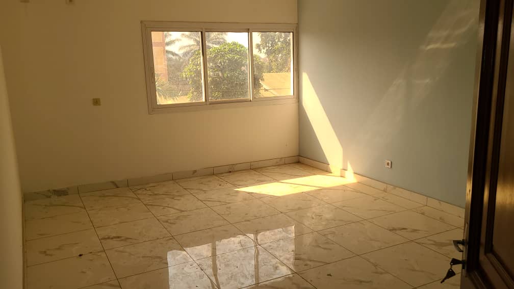 Maison (Villa) à louer - Yaoundé, Mfandena, Omnisports - 1 salon(s), 3 chambre(s), 2 salle(s) de bains - 700 000 FCFA / mois