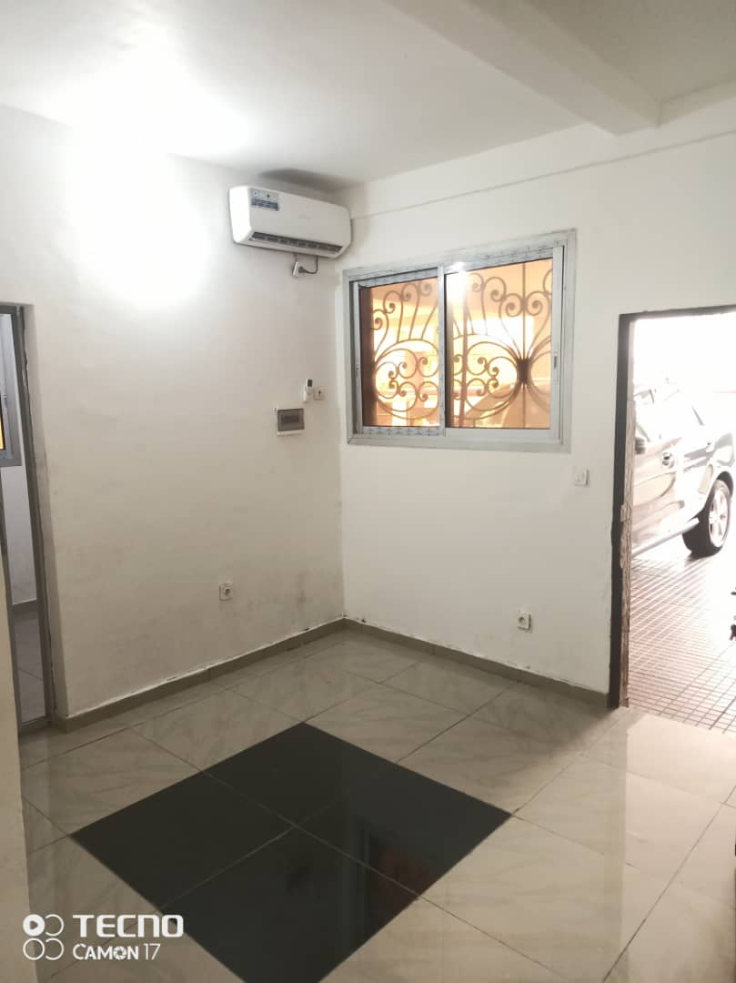 Apartment to rent - Douala, Bonapriso, Bonapriso - 1 living room(s), 1 bedroom(s), 1 bathroom(s) - 200 000 FCFA / month