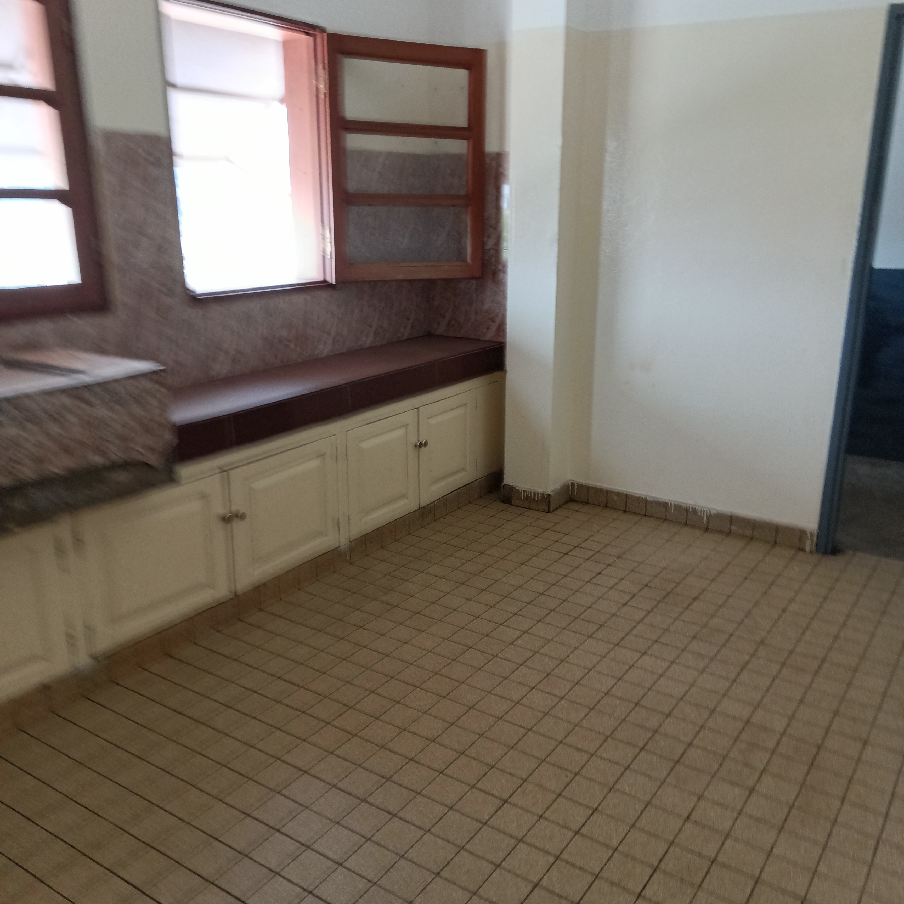 Apartment to rent - Yaoundé, Bastos, Bastos - 1 living room(s), 3 bedroom(s), 3 bathroom(s) - 550 000 FCFA / month