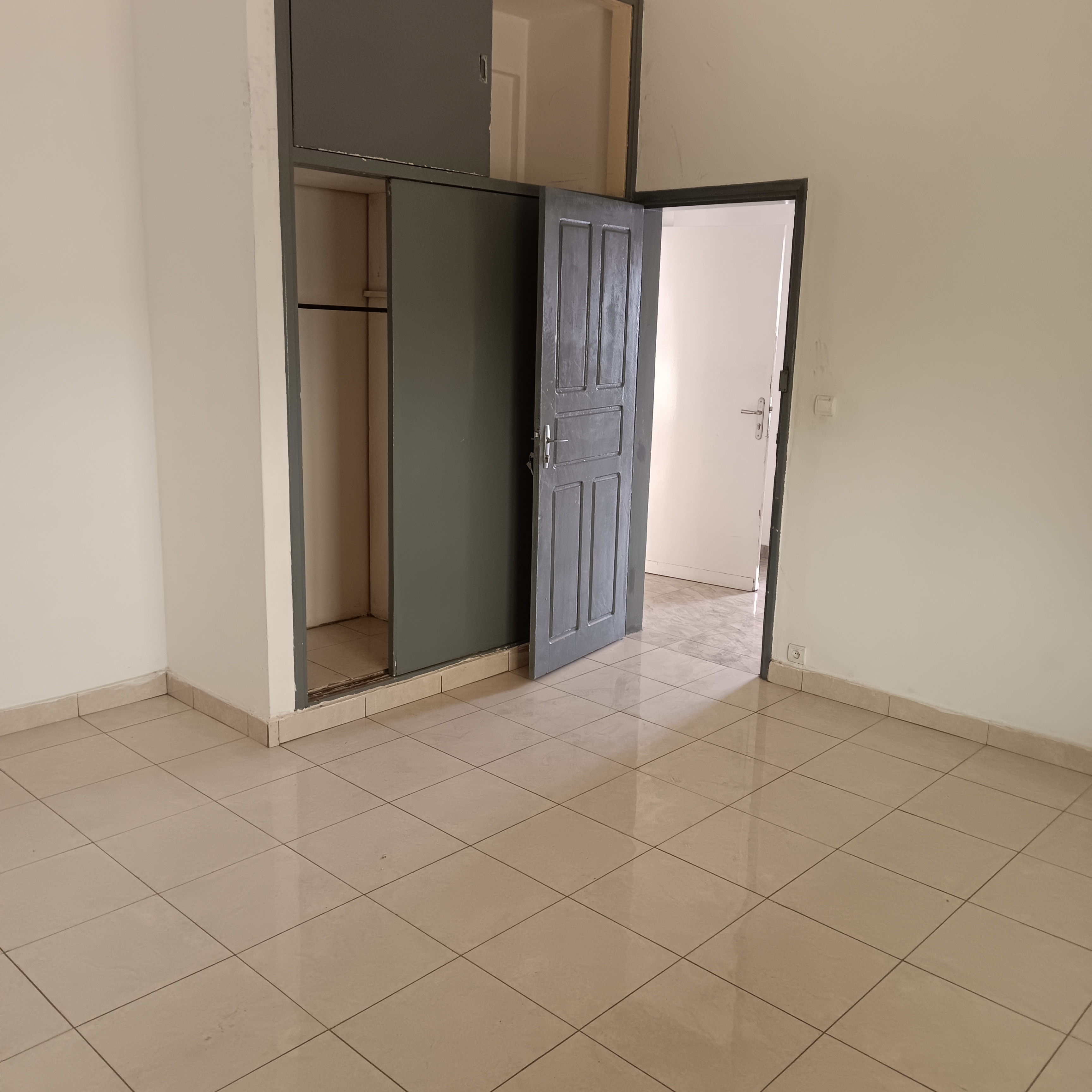 Apartment to rent - Yaoundé, Bastos, Bastos - 1 living room(s), 3 bedroom(s), 3 bathroom(s) - 550 000 FCFA / month
